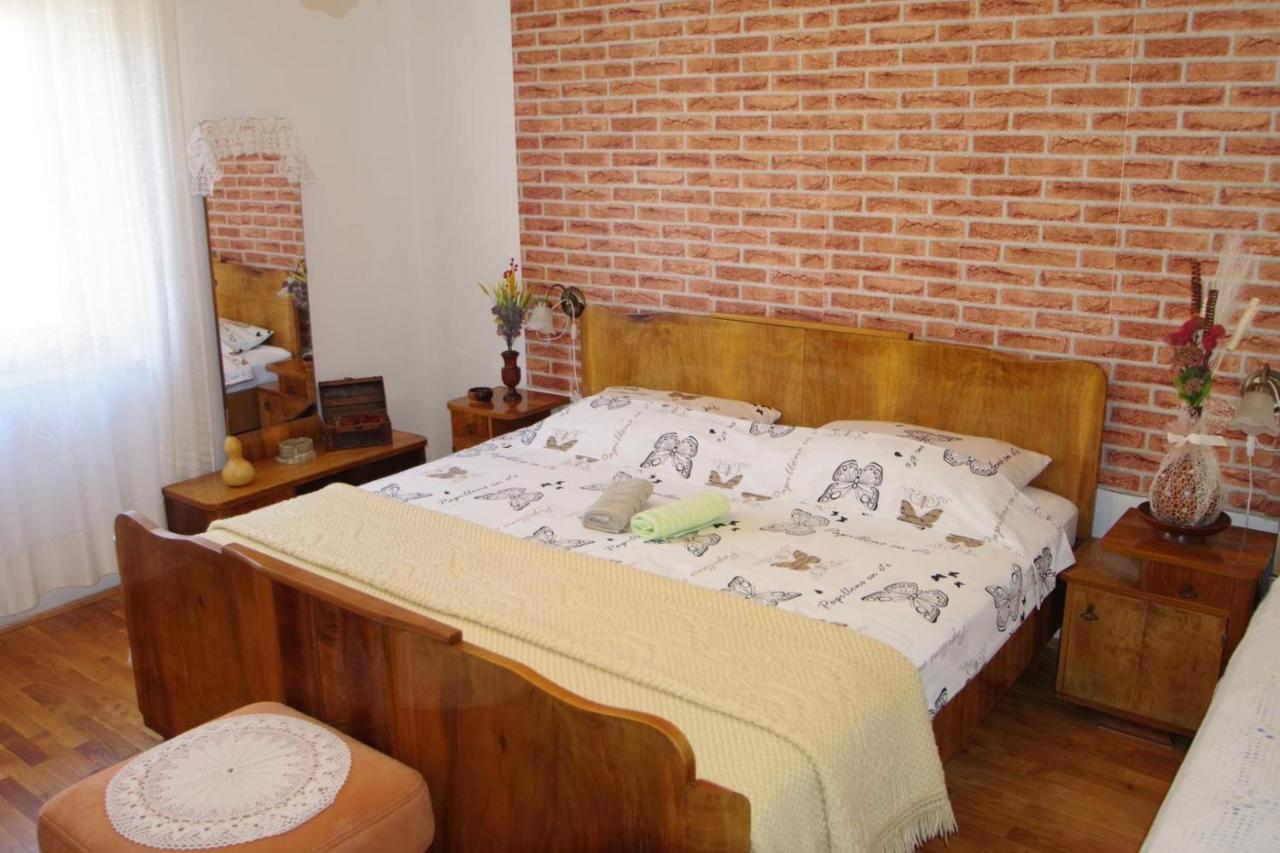 Apartment Ana พูลา ภายนอก รูปภาพ